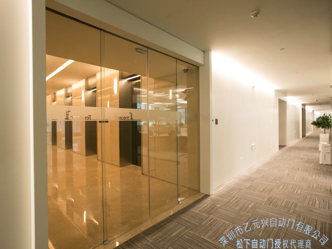 全玻璃感应门-腾讯大厦案例实拍图片